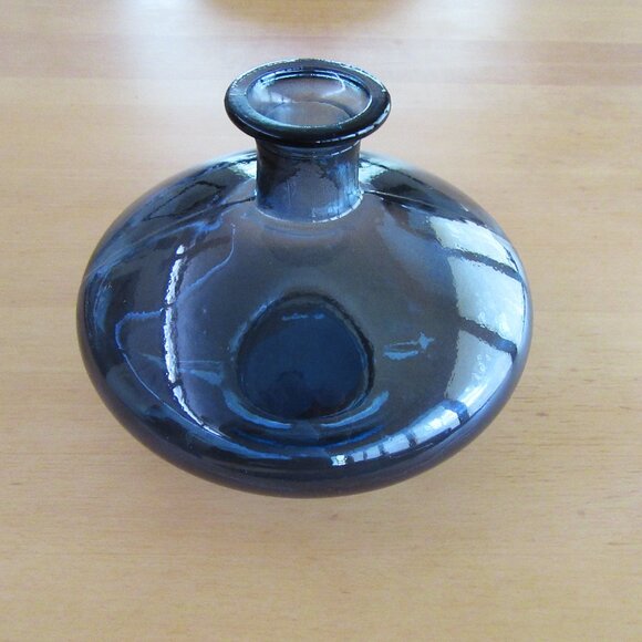 Vintage deep blue glass vase made in Spain 8" x 6" - Picture 6 of 9